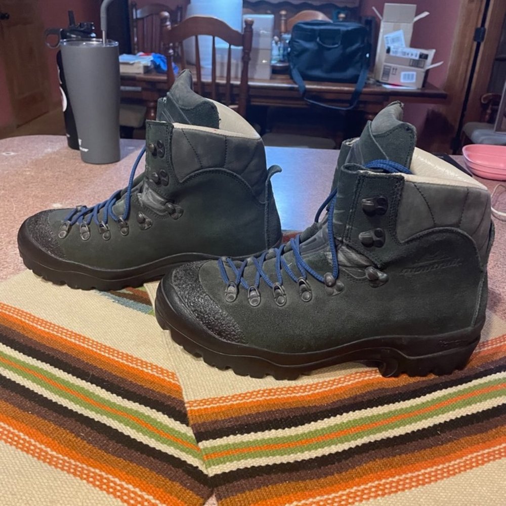 Montrail Moraine (Womens) Size: US 11 / EU 44 Color: Deep forest green Condition